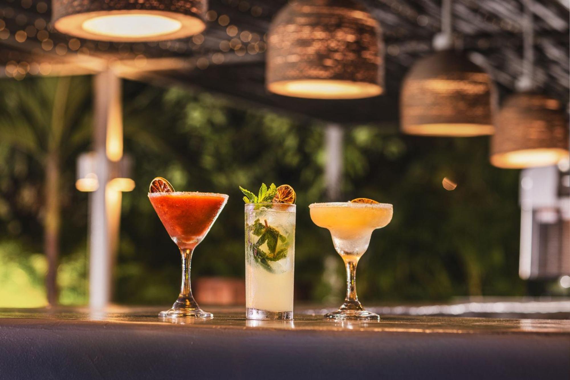 Santa Marta Marriott Resort Playa Dormida Экстерьер фото Cocktails at the bar