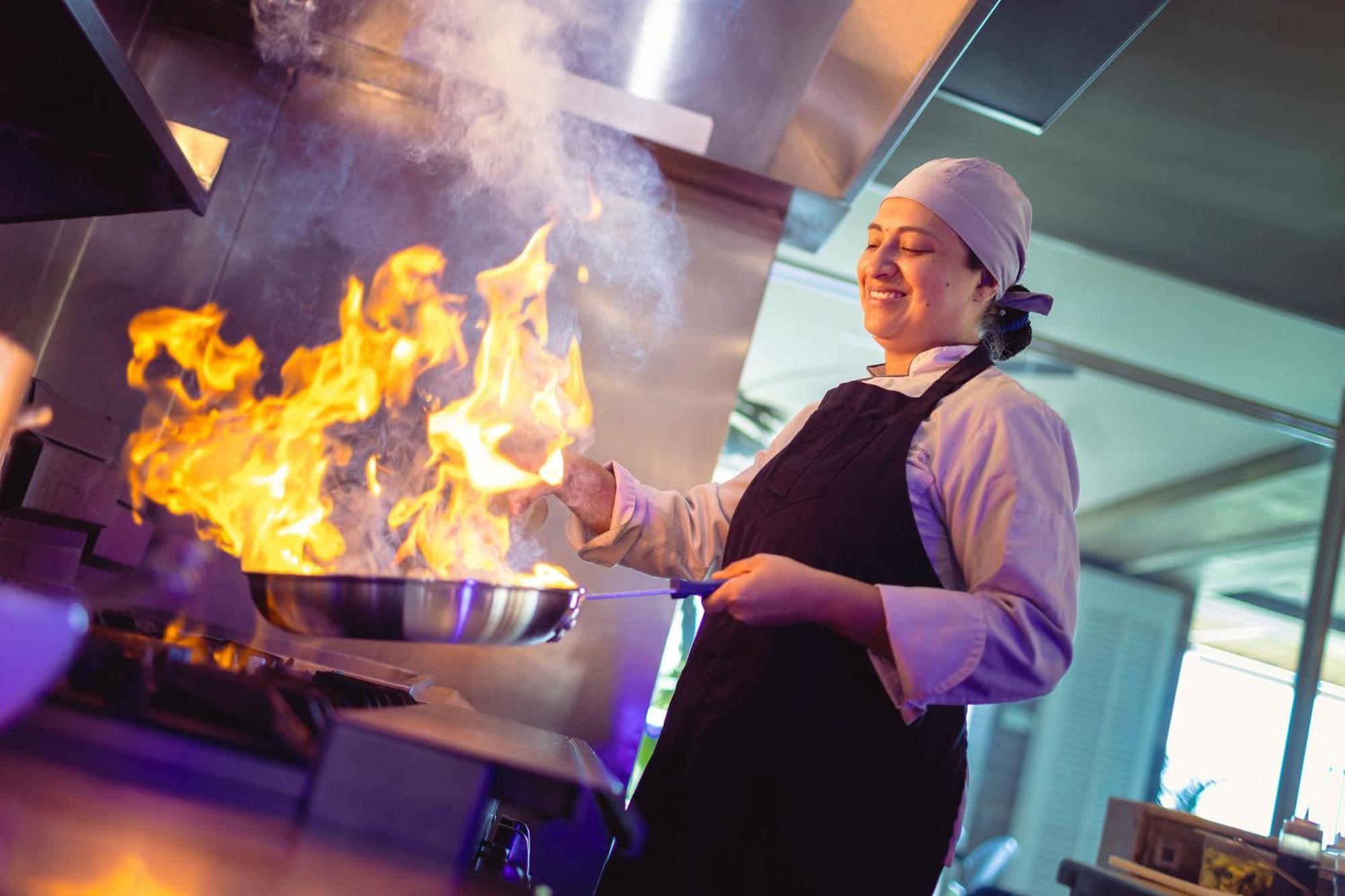 Santa Marta Marriott Resort Playa Dormida Экстерьер фото A chef cooking with a flaming skillet