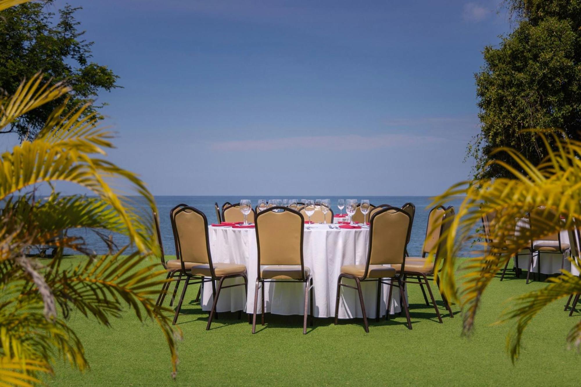 Santa Marta Marriott Resort Playa Dormida Экстерьер фото The lawn at the hotel