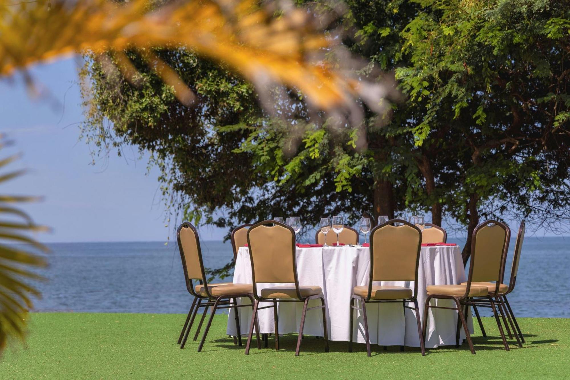 Santa Marta Marriott Resort Playa Dormida Экстерьер фото The lawn at the hotel